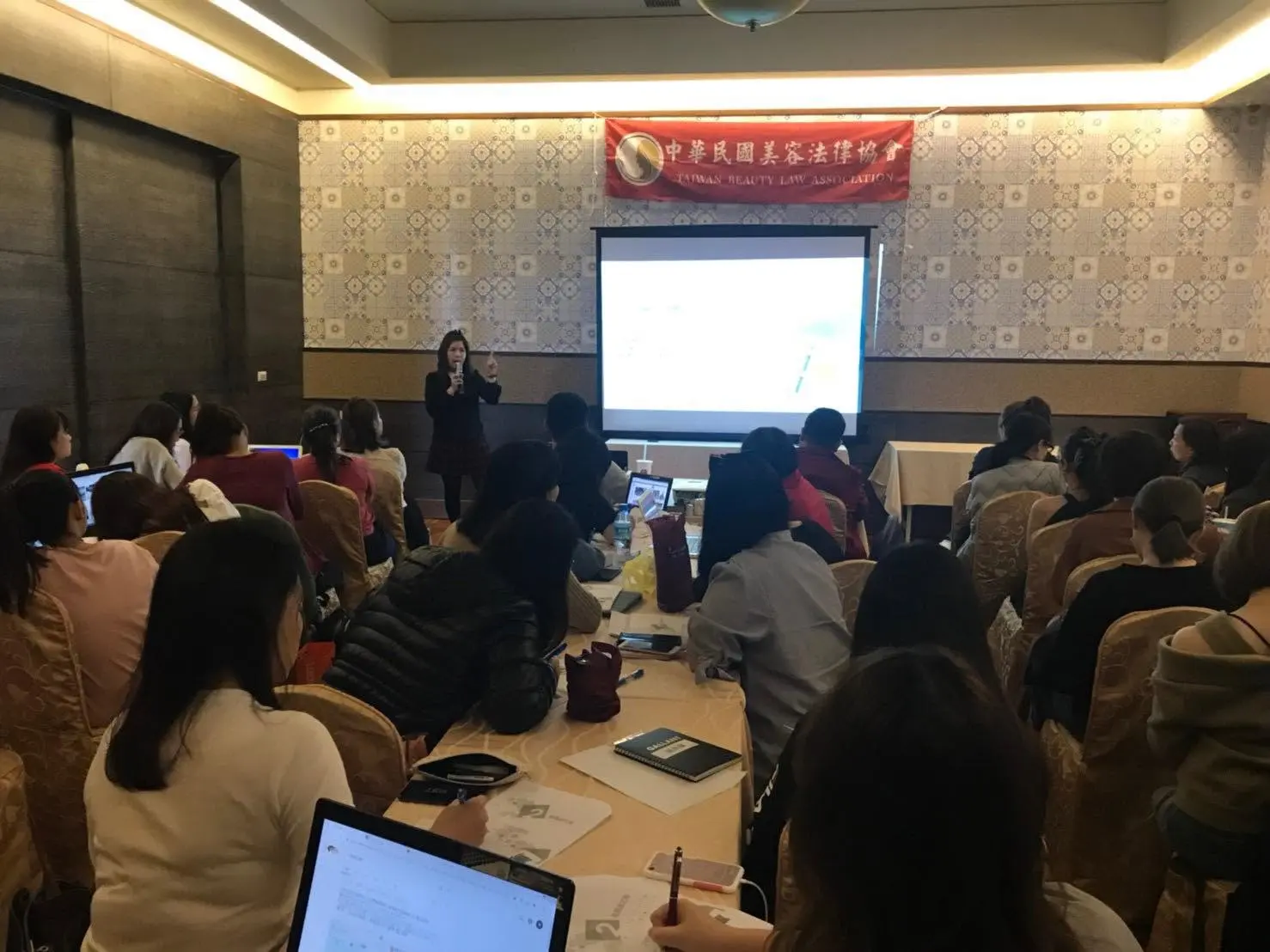 小菲老師受美容法律協會邀請，在台南開了場美業行銷的演講